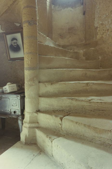 Prieuré de Bragny : Escalier à vis, vue partielle