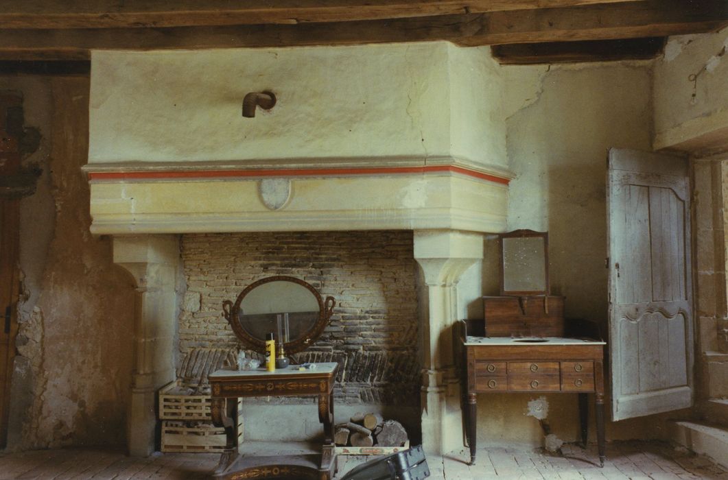 Prieuré de Bragny : 1er étage, salle de gauche, cheminée monumentale, vue générale