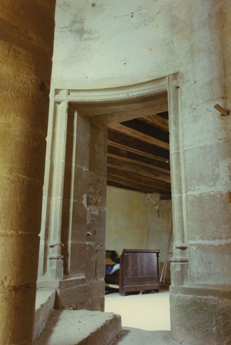 Prieuré de Bragny : Escalier à vis, détail d’une porte palière