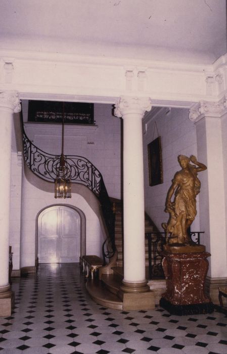 Château de la Chassagne : Vestibule d’entrée, vue générale