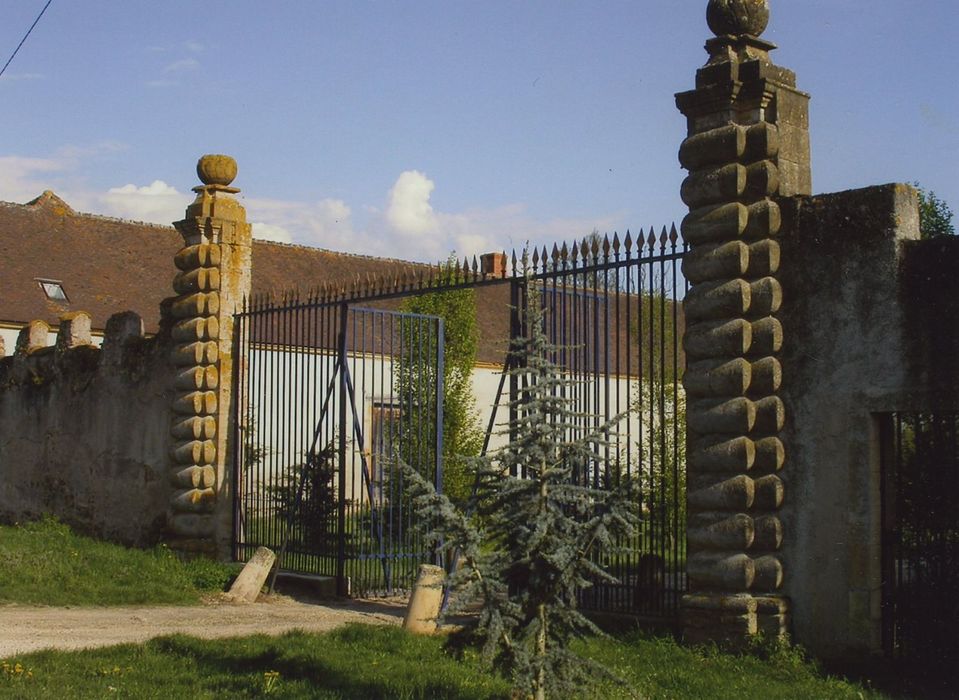 Château de Sélore : Portail d’accès nord, vue générale