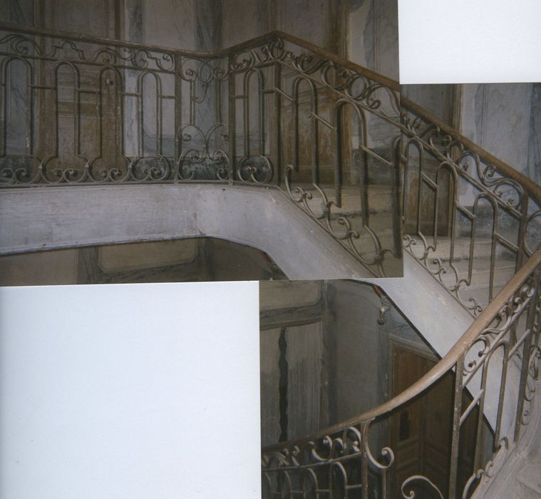 Château de Sélore : Escalier, vue partielle