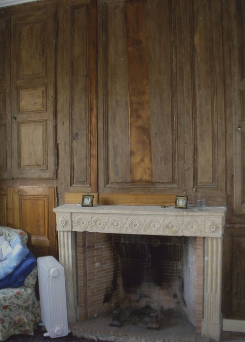 Château de Sélore : 1er étage, chambre sud-ouest, cheminée, vue générale