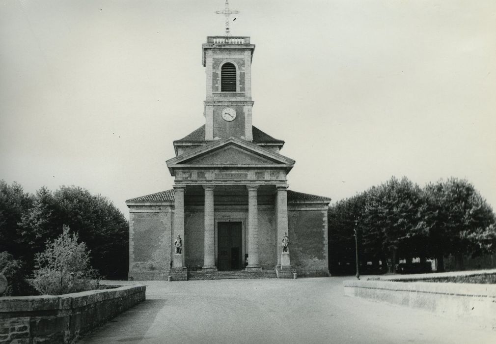 Eglise Saint-Julien : Façade occidentale, vue générale