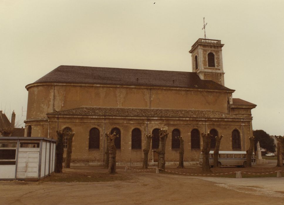 Eglise Saint-Julien : Façade latérale nord, vue générale