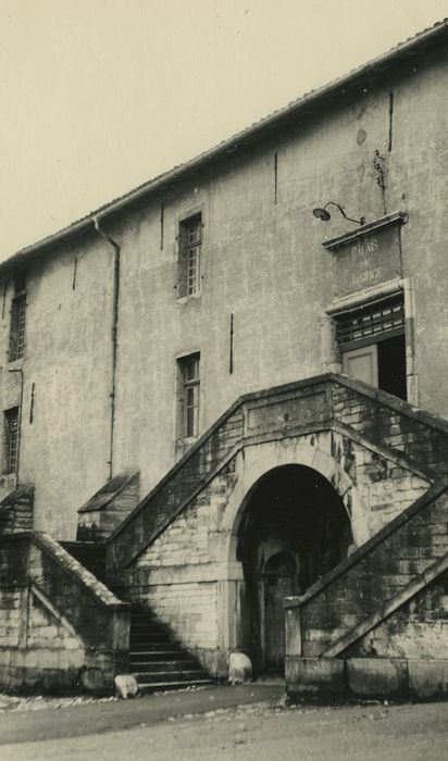 Caserne (ancienne) : Façade nord, escalier monumental, vue générale