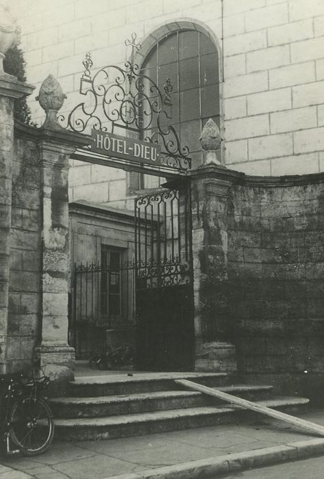 Hôtel Dieu : Grilles d’accès nord, vue générale