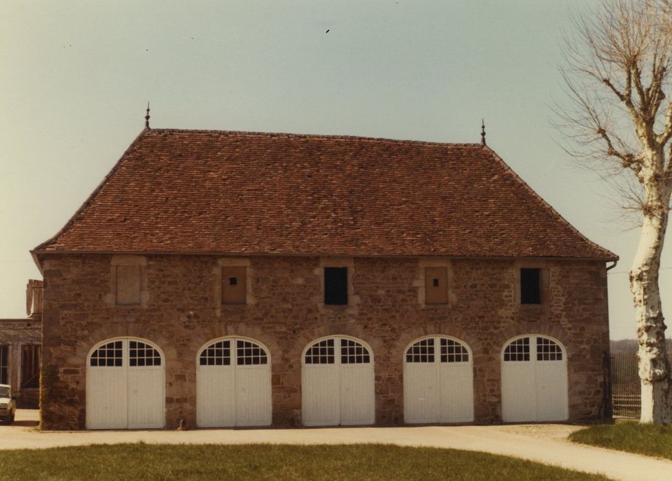 Château du Terreau : Dépendances, bâtiment nord, façade sud, vue générale 