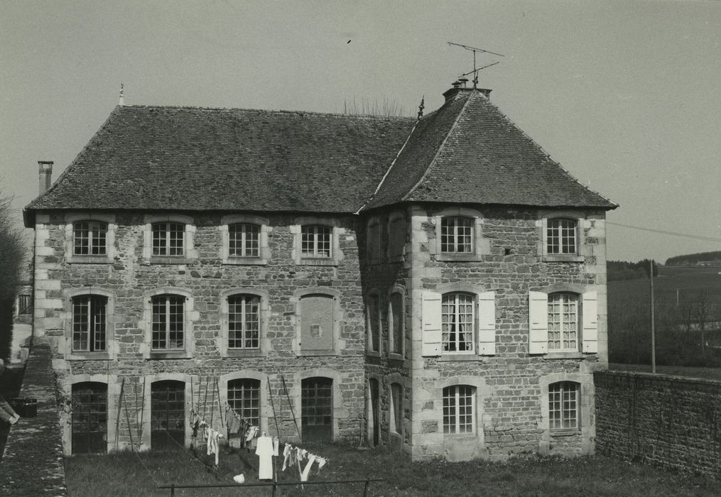 Château du Terreau : Dépendances, bâtiment sud, façade sud, vue générale