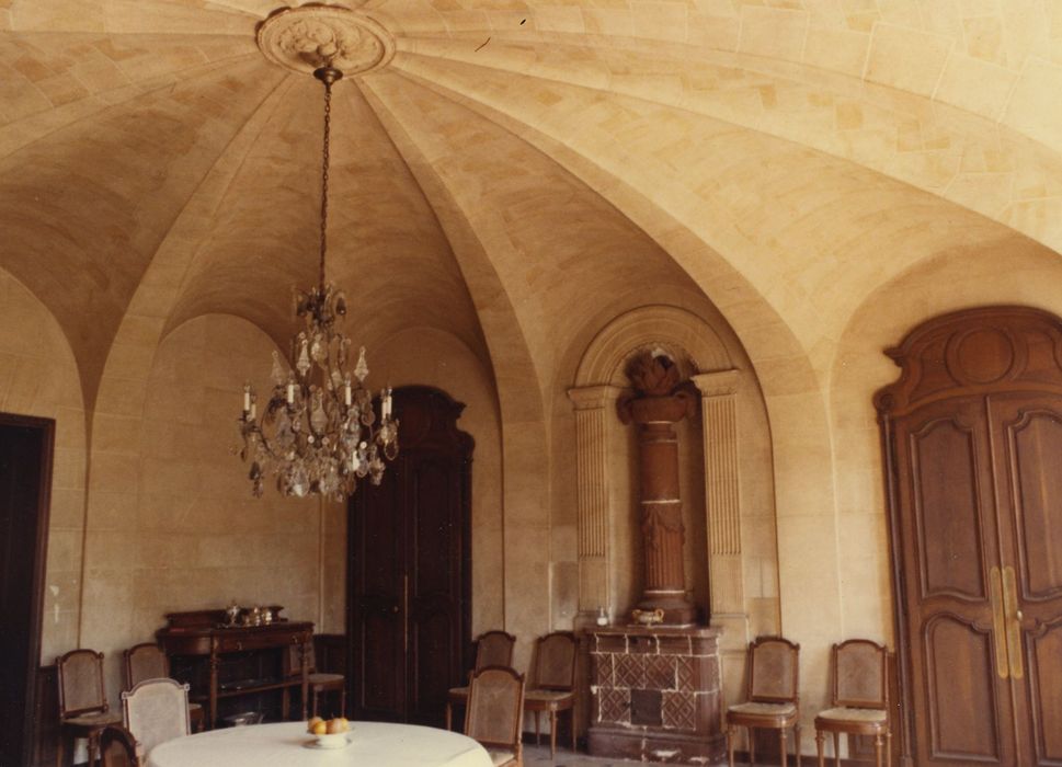 Château du Terreau : Rez-de-chaussée, salle à manger, vue partielle