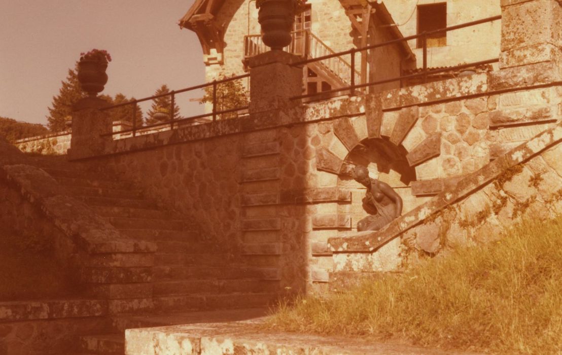 Château du Terreau : Jardins, terrasse ouest, vue partielle du nymphée