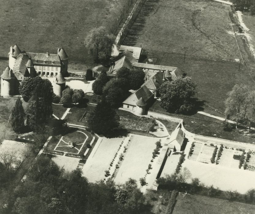 Château d'Arcy : Vue aérienne de l’ensemble des bâtiments