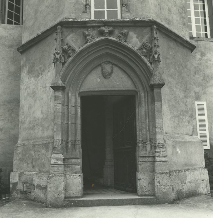 Château d'Arcy : Corps de logis, détail de la porte d’accès à la cage d’escalier