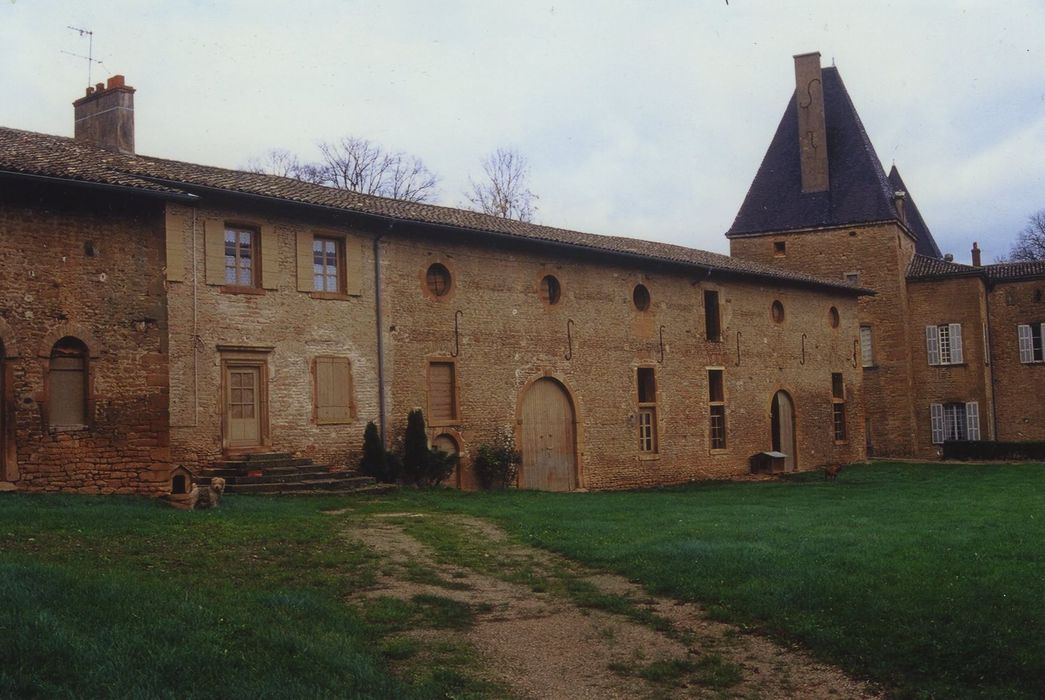 Château de Layé : Communs, façade est, vue générale