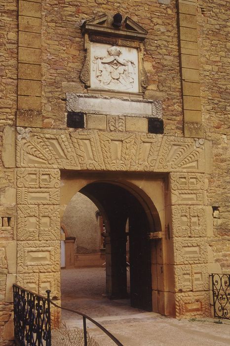 Château de Layé : Portail d’accès sud à la cour intérieure, vue générale