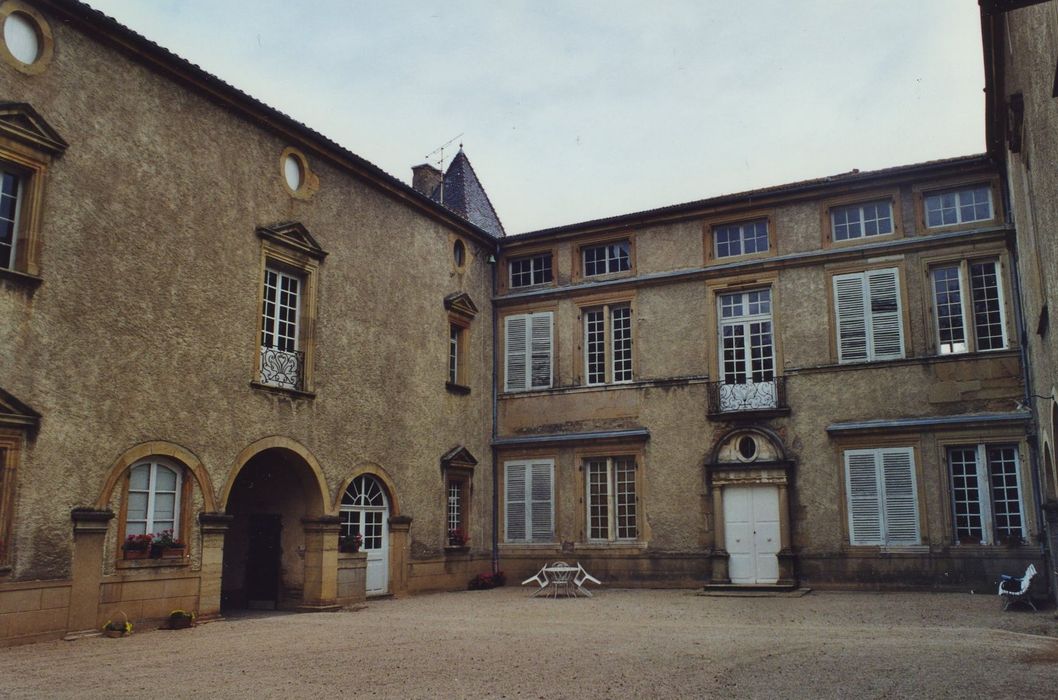 Château de Layé : Cour intérieure, ailes nord et est, façades sud et ouest, vue générale