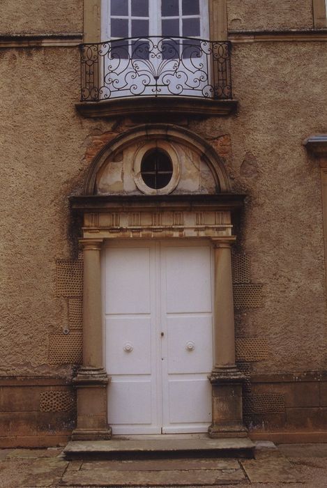 Château de Layé : Cour intérieure, aile est, porte d’accès, vue générale