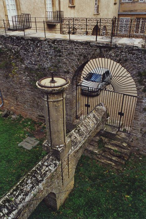Château de Layé : Détail de l’ancien pilier supportant l’ancienne passerelle tournante