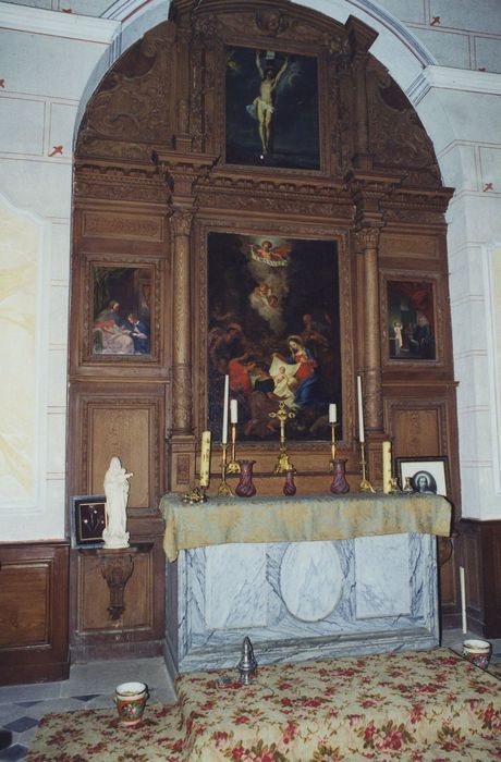 Château de Layé : Chapelle, tour d’angle nord-ouest, vue générale du retable du maître-autel