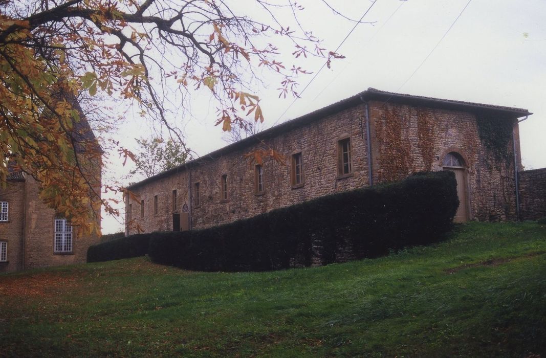 Domaine du château de Layé : Tinailler, façades est et nord, vue générale