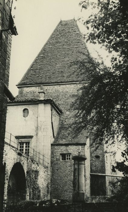Château de Layé : Tour sud-ouest, vue partielle