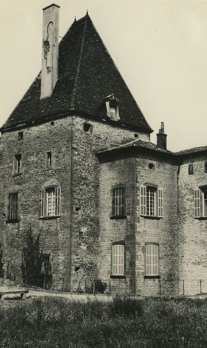 Château de Layé : Tour sud-ouest, vue partielle