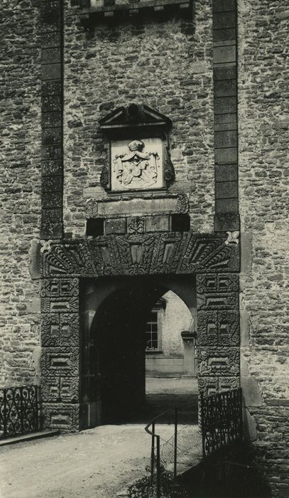 Château de Layé : Portail d’accès sud à la cour intérieure, vue générale