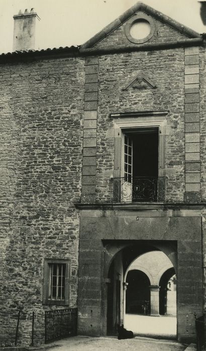 Château de Layé : Portail d’accès nord à la cour intérieure, vue générale