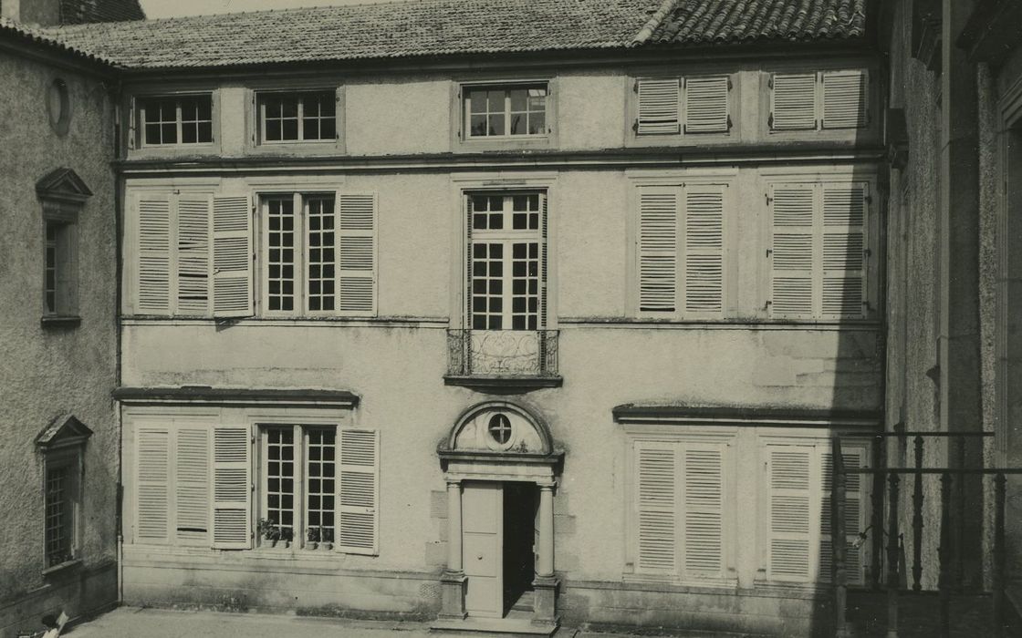 Château de Layé : Cour intérieure, aile est, façade ouest, vue générale