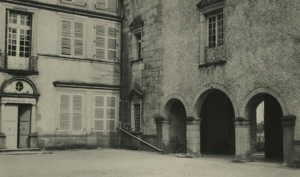 Château de Layé : Cour intérieure, ailes est et sud, façades ouest et nord, vue partielle