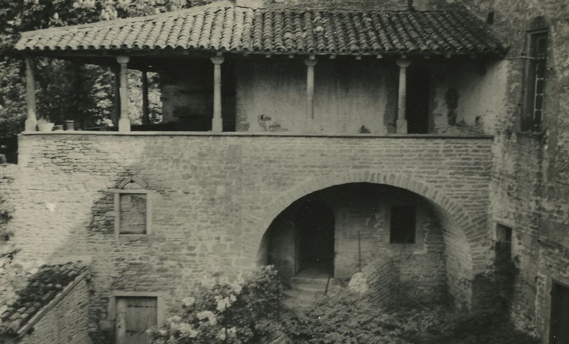 Vieux-Château de Layé : Façade nord sur l’ancienne cour, vue partielle