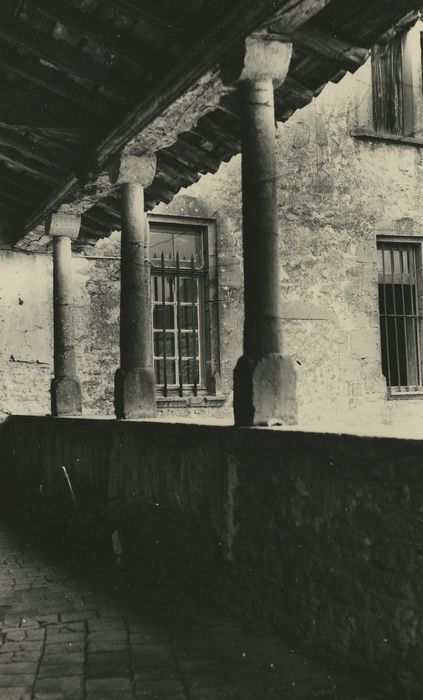 Vieux-Château de Layé : Loggia nord sur cour, vue partielle