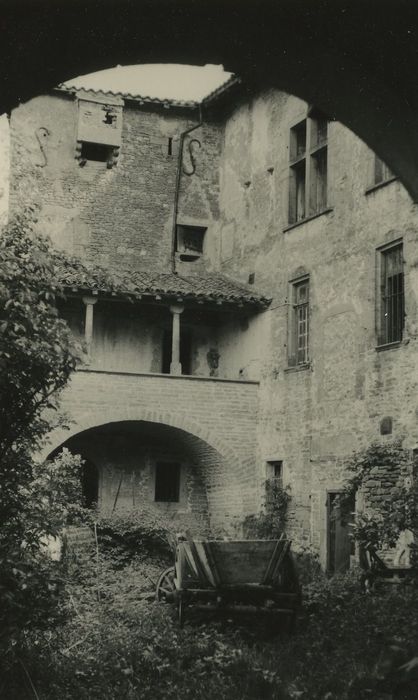 Vieux-Château de Layé : Façade nord sur l’ancienne cour, vue partielle