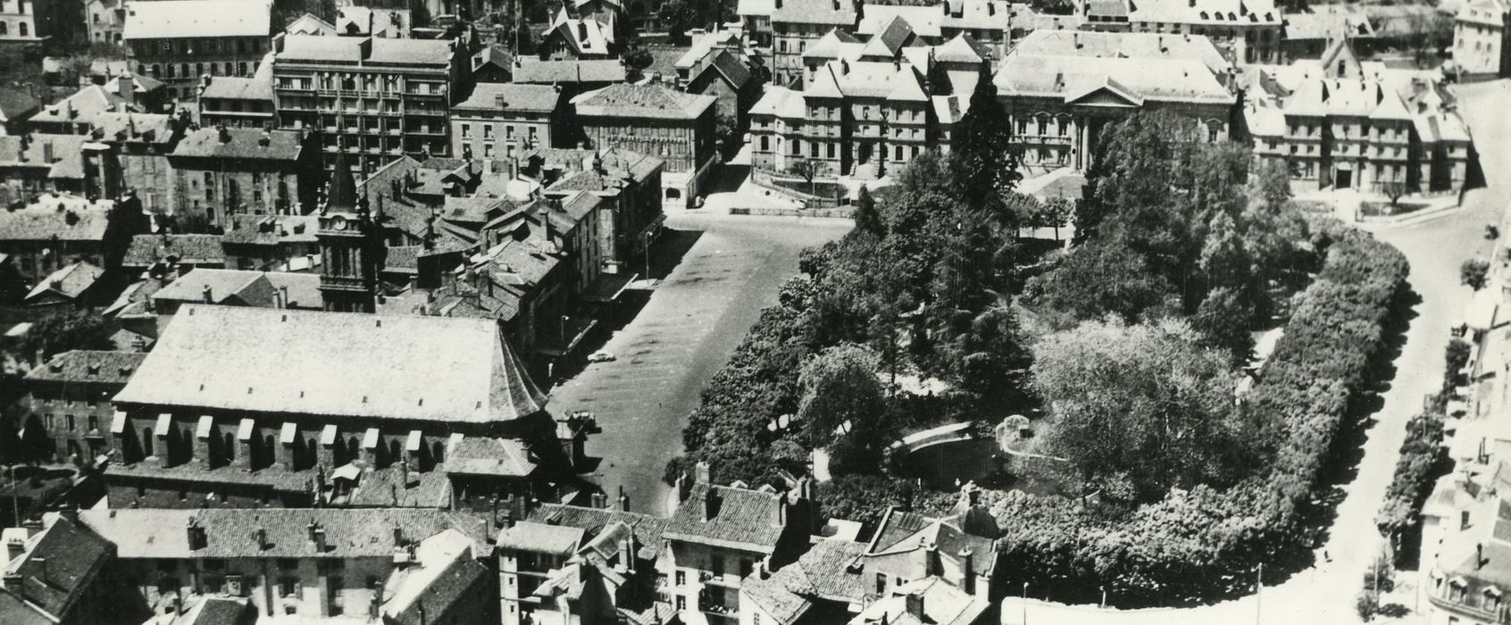 Eglise Notre-Dame-aux-Neiges : Vue aérienne de l'église dans son environnement urbain