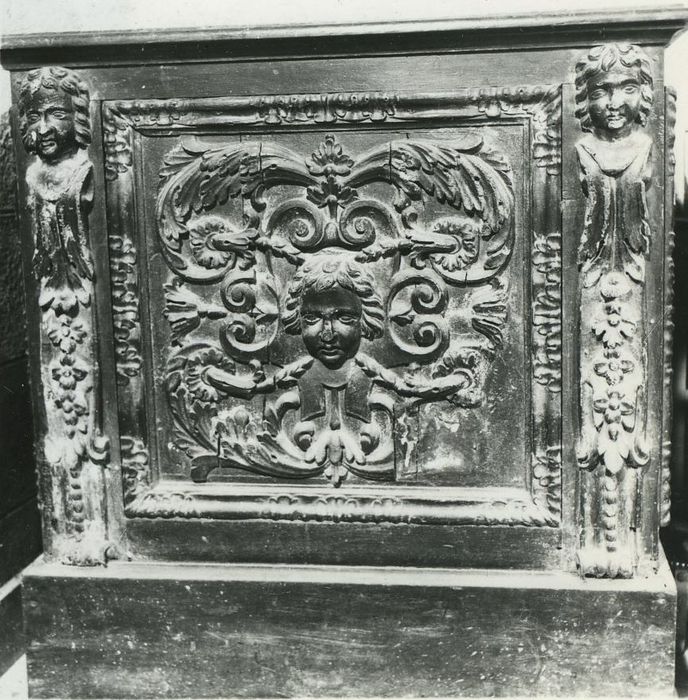 lutrin, détail d'un bas-relief