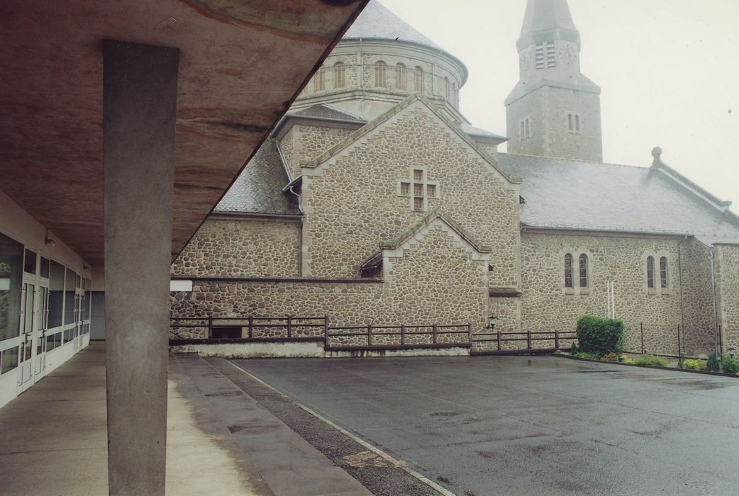 Eglise du Sacré Coeur : Façade latérale ouest, vue partielle