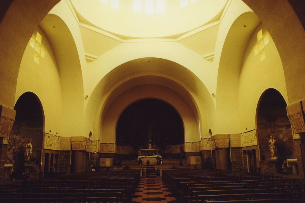 Eglise du Sacré Coeur : Eglise haute, nef et choeur, vue générale