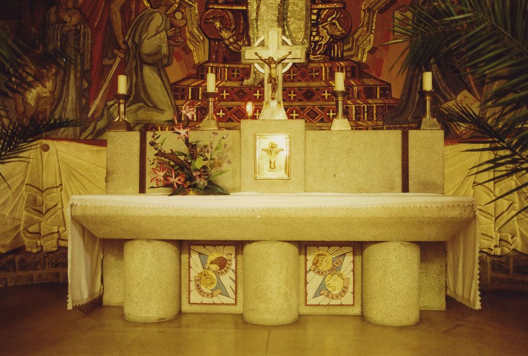 Eglise du Sacré Coeur : Eglise haute, choeur, détail de l'autel