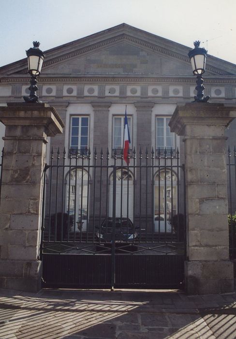 Hôtel de la Préfecture : Grilles d'accès ouest, vue générale