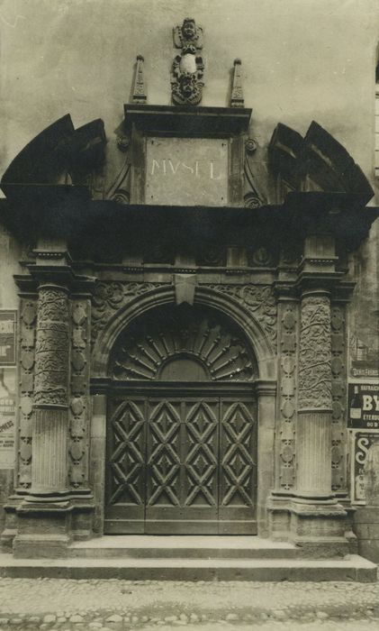 Musée : Porte d'accès sur rue, vue générale