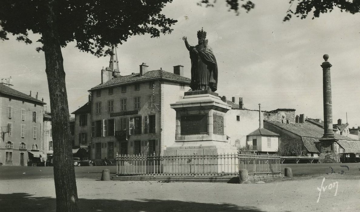 Statue du Pape Gerbert : Vue générale de la statue dans son environnement