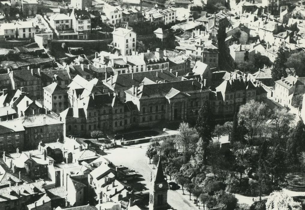 Palais de Justice, gendarmerie, palais de justice : Vue aérienne de l'ensemble des bâtiments dans leur environnement