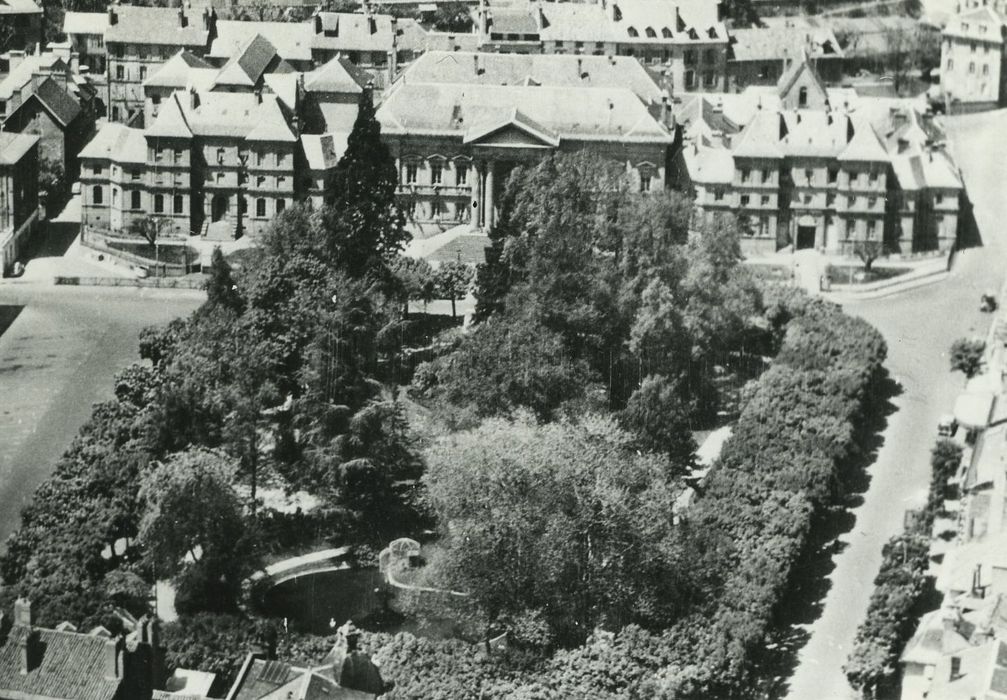 Palais de Justice, gendarmerie, palais de justice : Vue aérienne de l'ensemble des bâtiments dans leur environnement