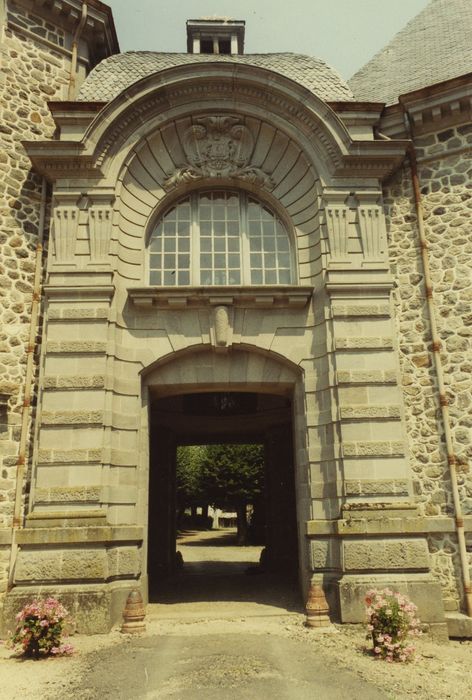 Château de Fabrègues : Porche, élévation ouest, vue générale