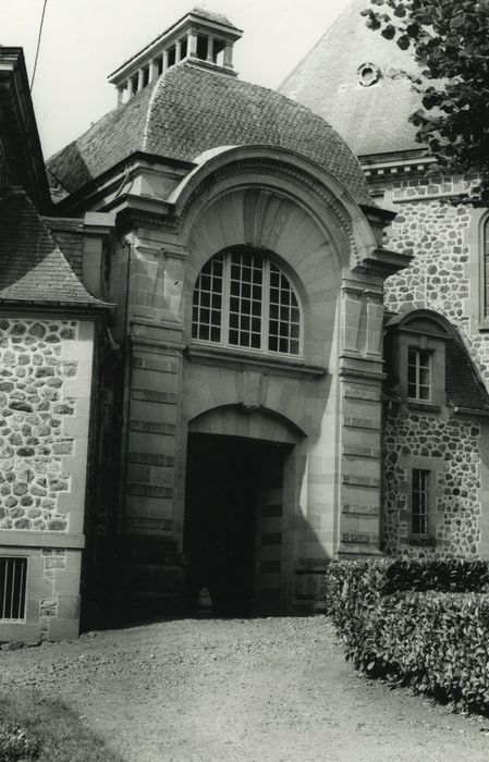 Château de Fabrègues : Porche, élévation est, vue générale