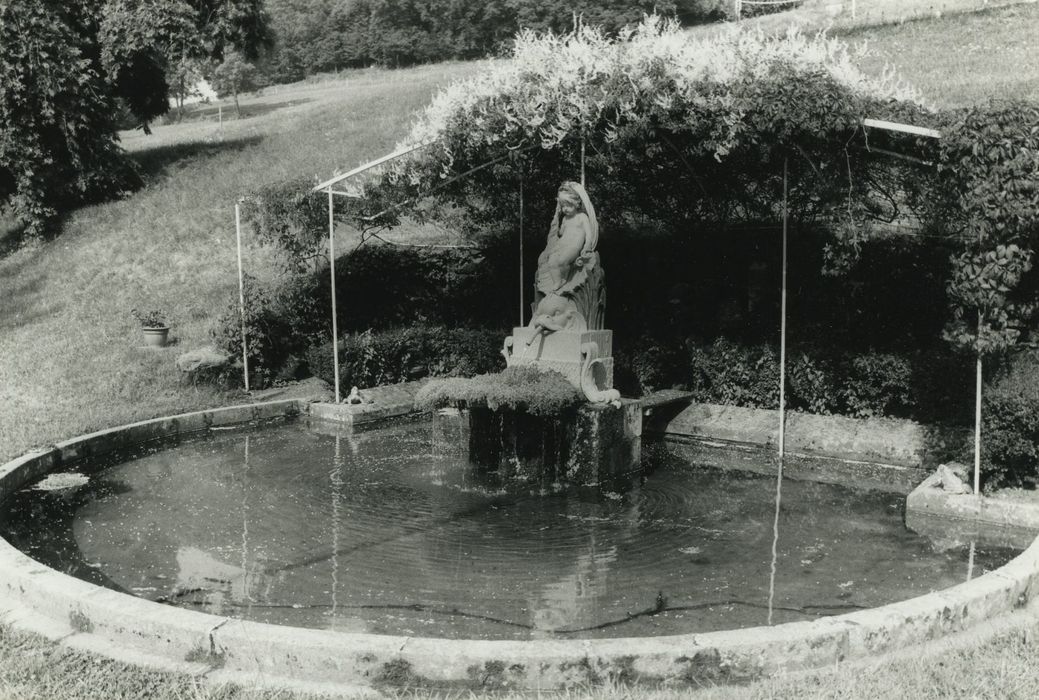 Château de Fabrègues : Parc ouest, détail du bassin au dauphin