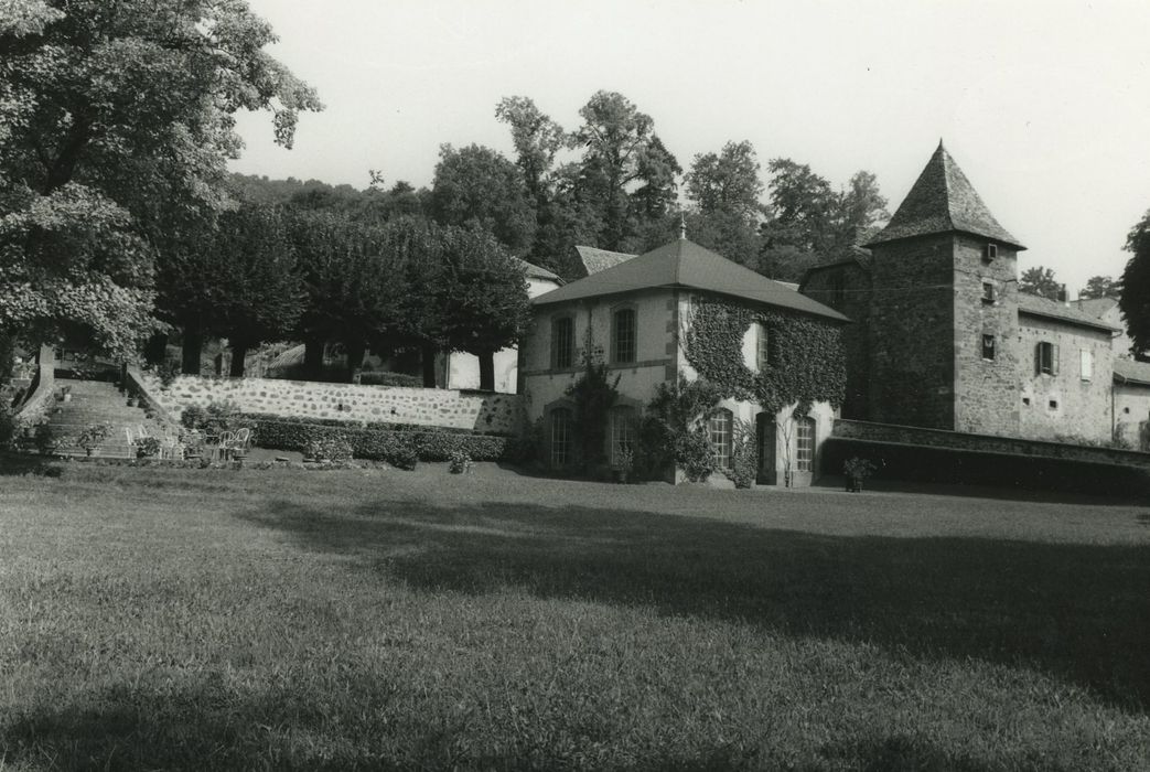 Château de Fabrègues : Ferme et orangerie, ensemble sud-est, vue générale