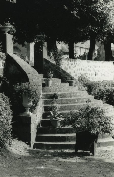 Château de Fabrègues : Parc, allée est, détail d'un escalier