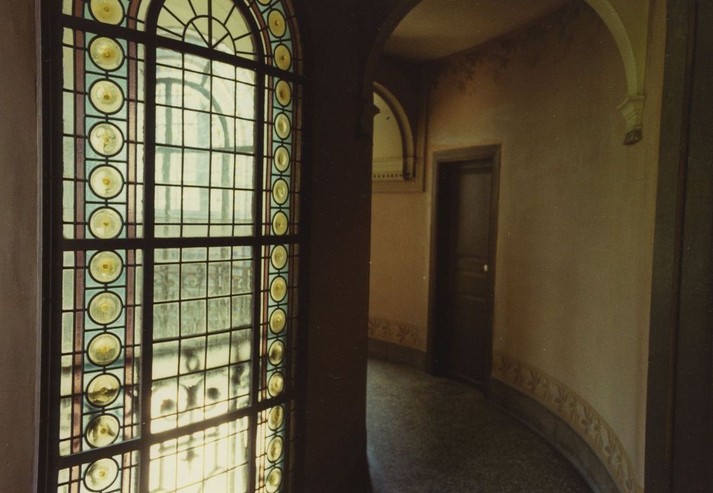 Château de Fabrègues : Porche, détail de la galerie contournant le tambour sous couple