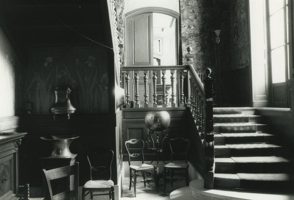 Château de Fabrègues : Vestibule d'entrée avec escalier de l'aile sud, vue partielle